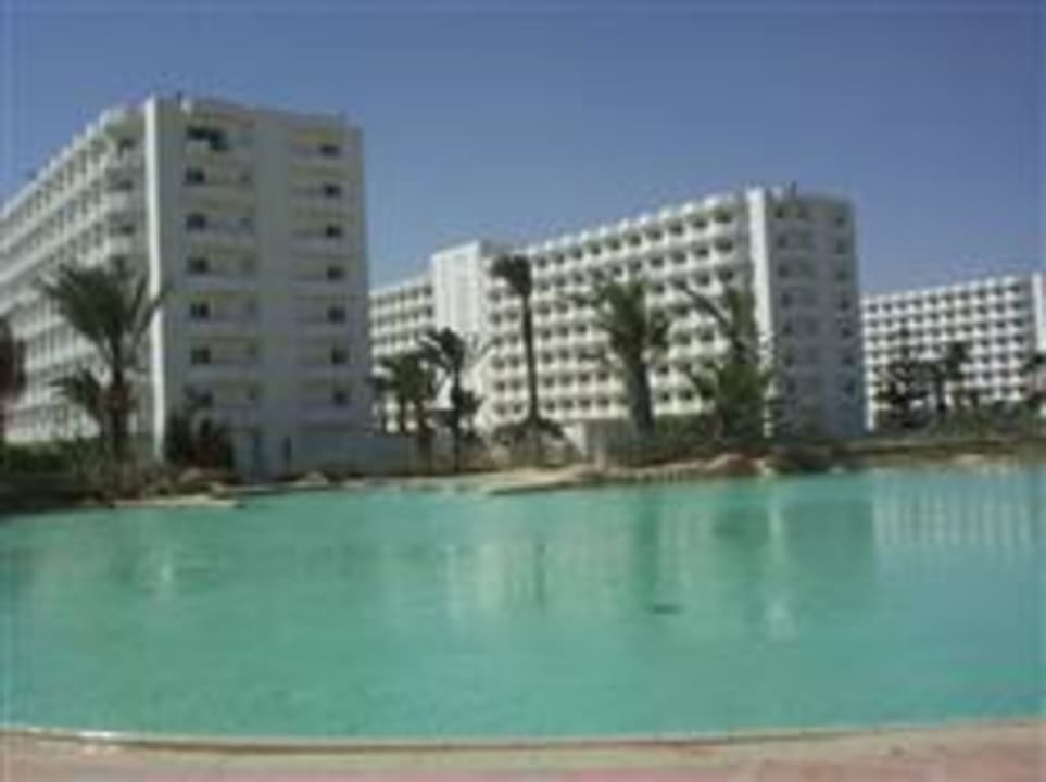 Blick auf das Hotel Sahara Beach vom Pool aus Sahara Beach Aquapark & Resort
