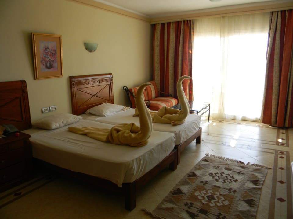 Лебеди Imperial Shams Abu Soma