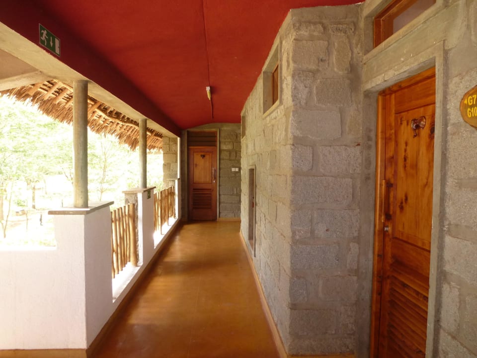 Vor den Zimmern Voi Wildlife Lodge