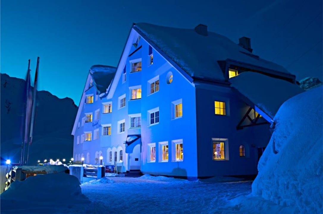Alpenhotel bei Nacht Alpenhotel St. Christoph