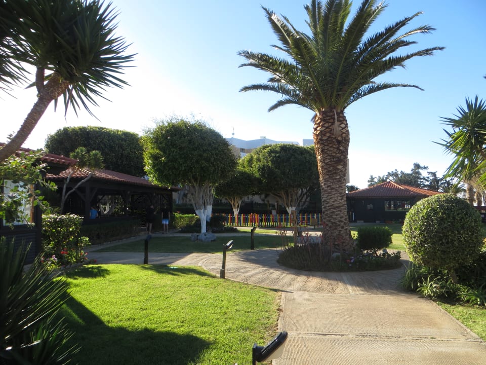 Ein Rundgang in der Gartenanlage Anissa Beach & Village