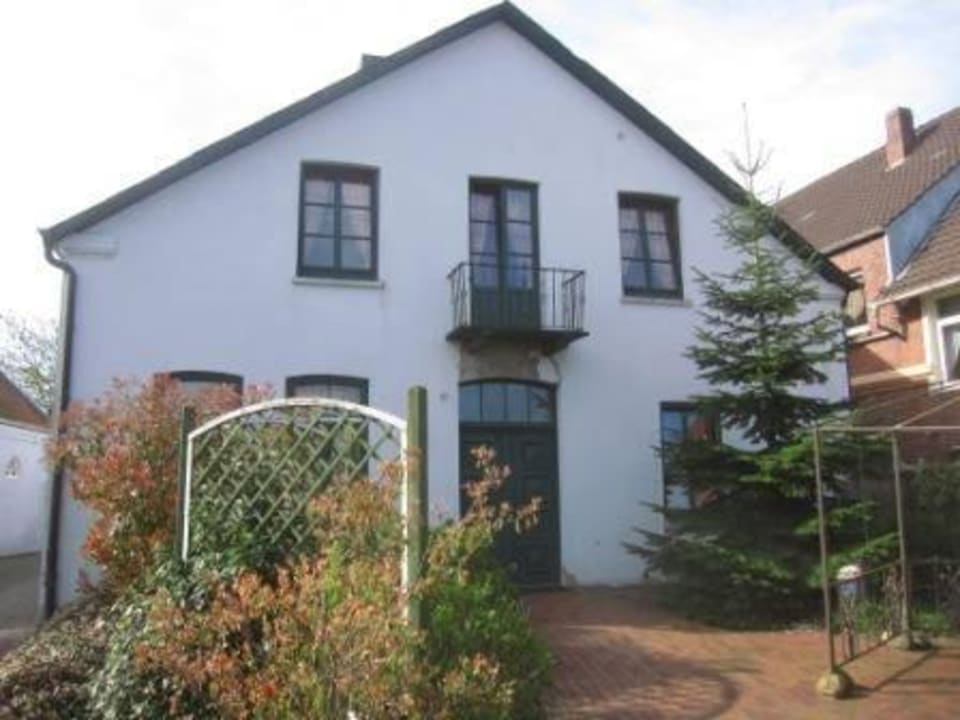 Rückseite mit kleinem Gartenplatz Gästehaus Rita's