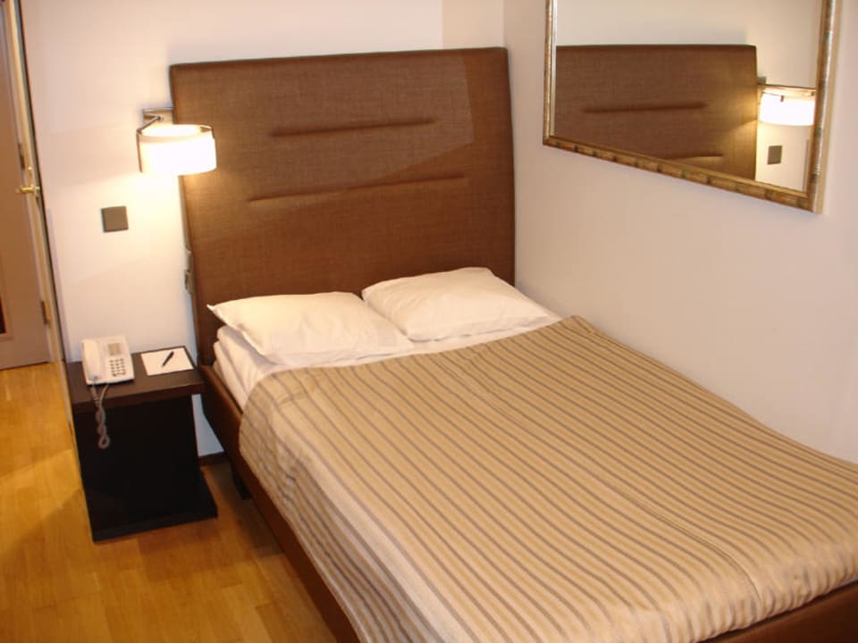 Bett im EZ Glo Hotel Art