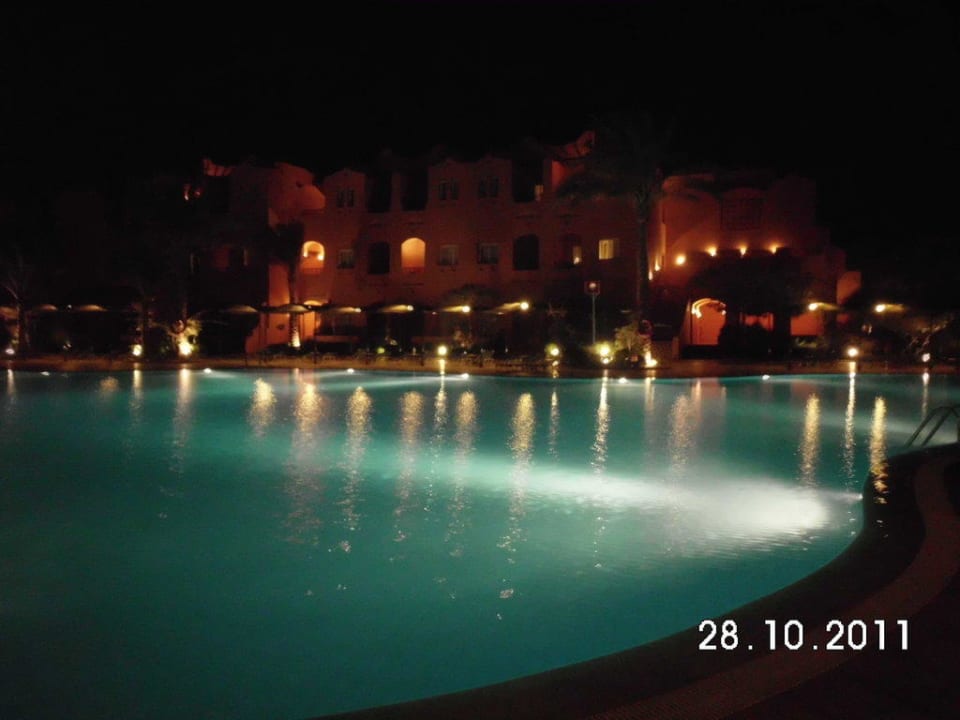 Pool bei Nacht Jaz Makadi Oasis Resort