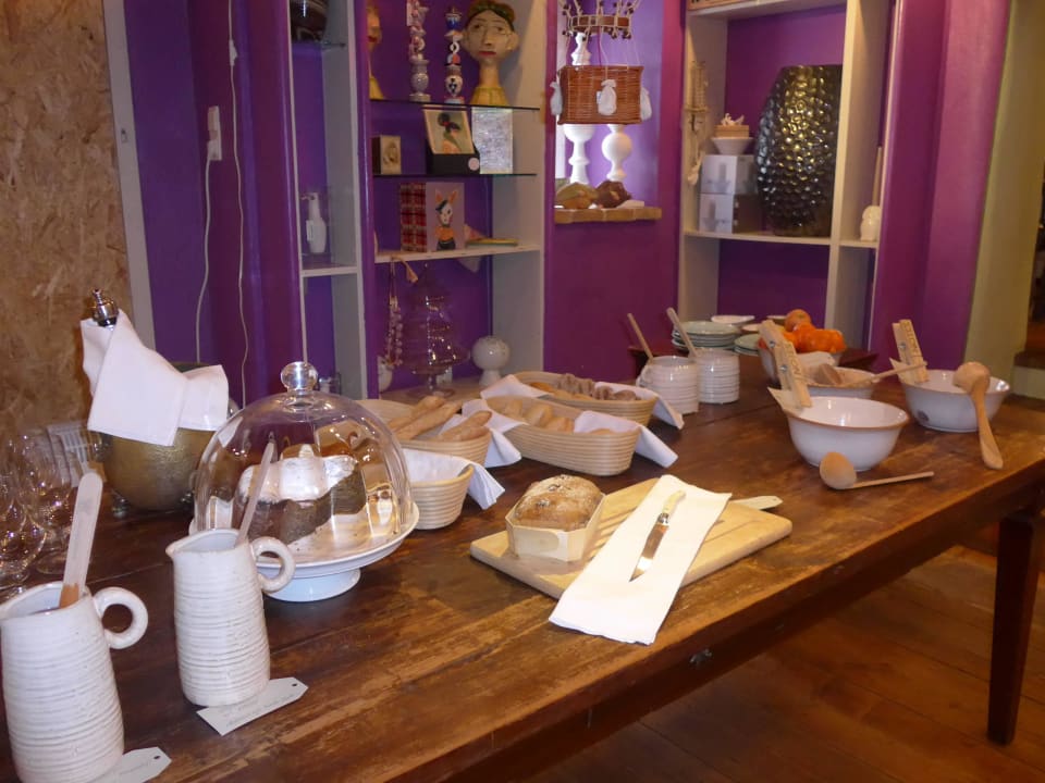 Blick zum Frühstücksbuffet in der Greisslerei Relais & Châteaux Taubenkobel