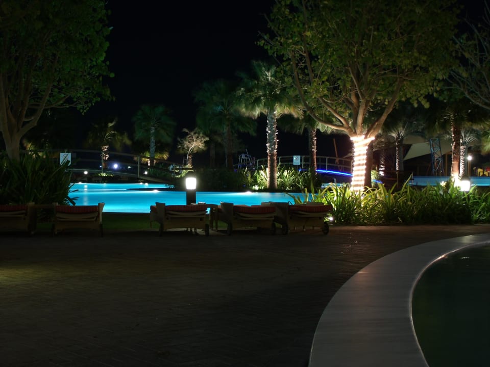 Hotelpool am Abend Khalidiya Palace Rayhaan by Rotana