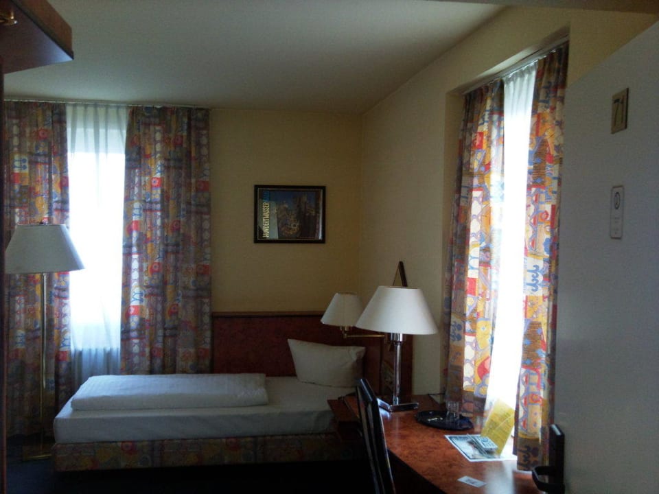 Blick ins Zimmer 71 Hotel President Frankfurt