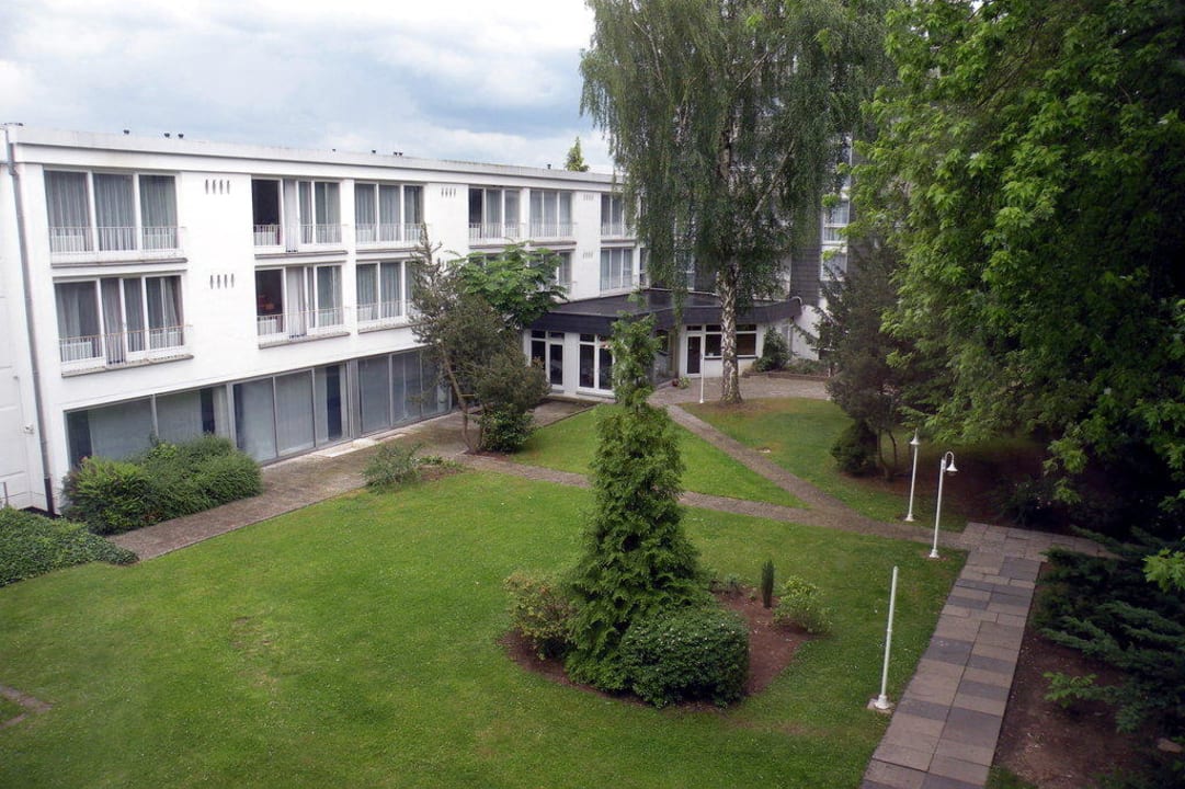Blick aus dem Fenster in den Garten Parkhotel Ropeter