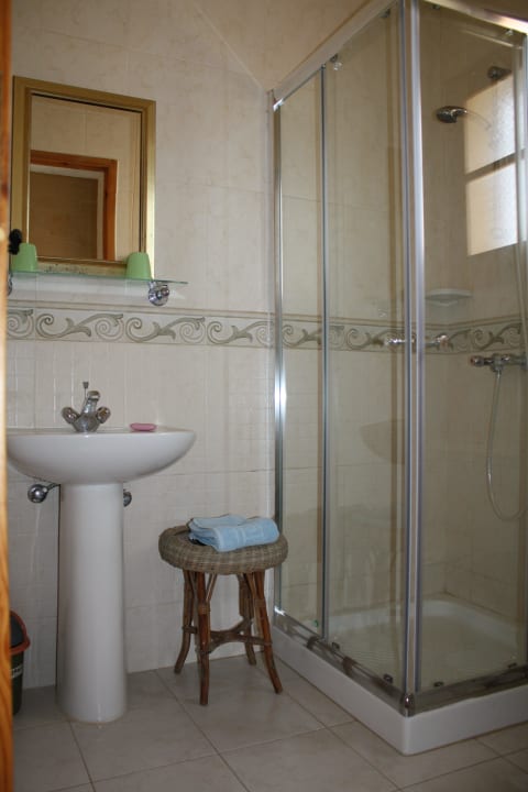 En-suite for twin bedroom at first floor Ta' Leli Farmhouse