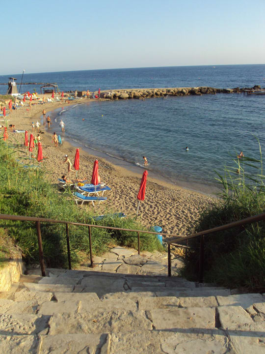 Über einige Stufen zum Strand Alexander The Great Beach Hotel