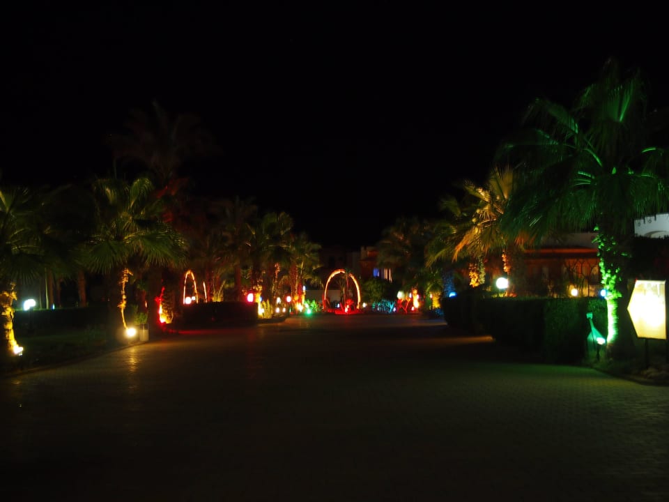 Bei Nacht Happy Life Village