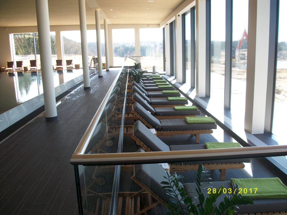 Liegen mit Panoramablick Innenpool Bio-Seehotel Zeulenroda
