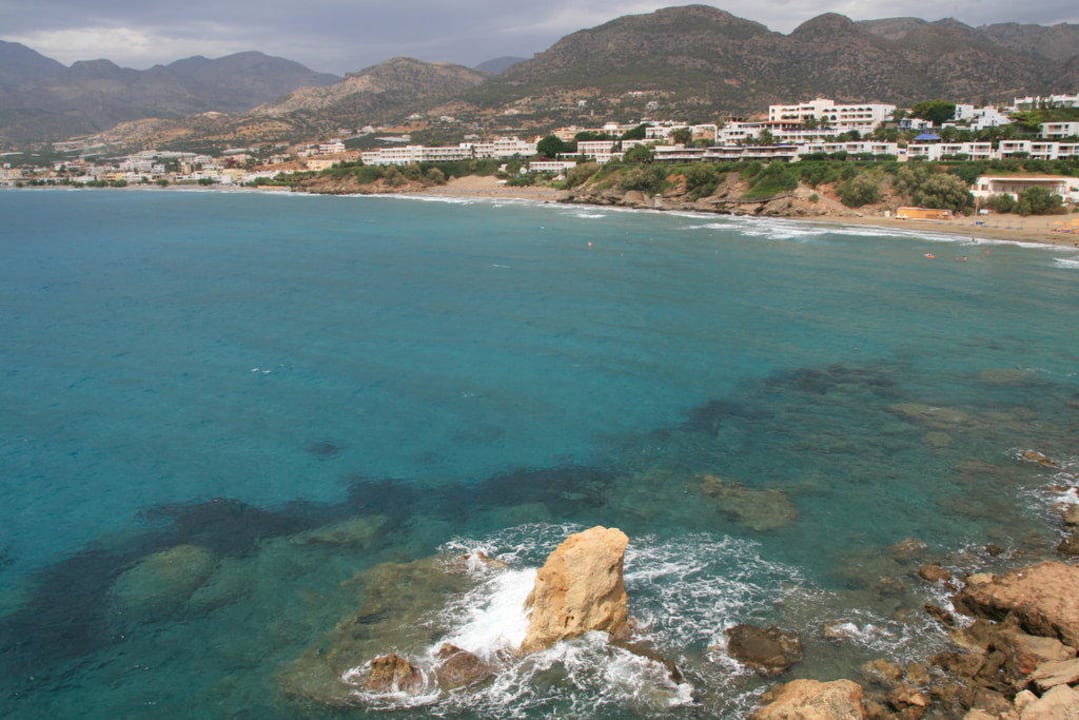 Blick auf die Bucht vom Nachbarfelsen Atlantica Mikri Poli Crete