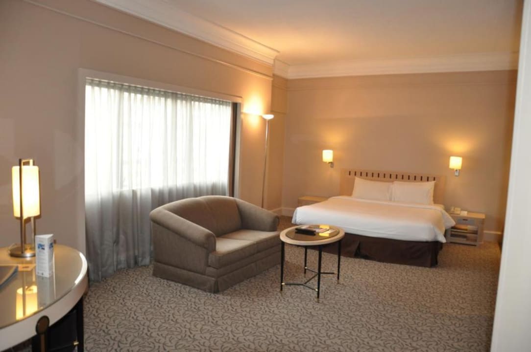 Schlafzimmer mit Schreibtisch Hotel York