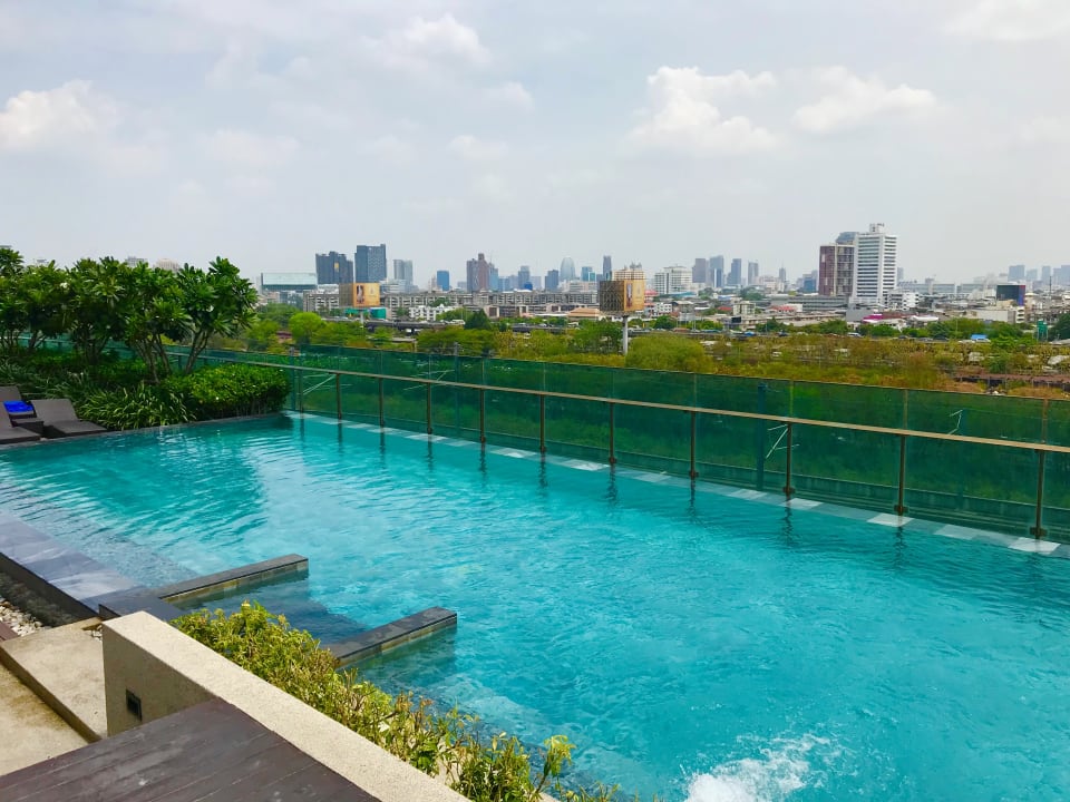 Pool Mercure Bangkok Makkasan