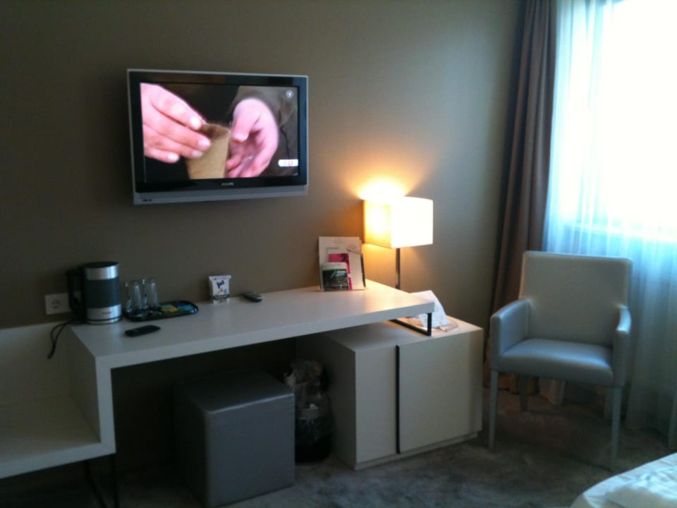 TV und Schreibtisch Hotel Pearl