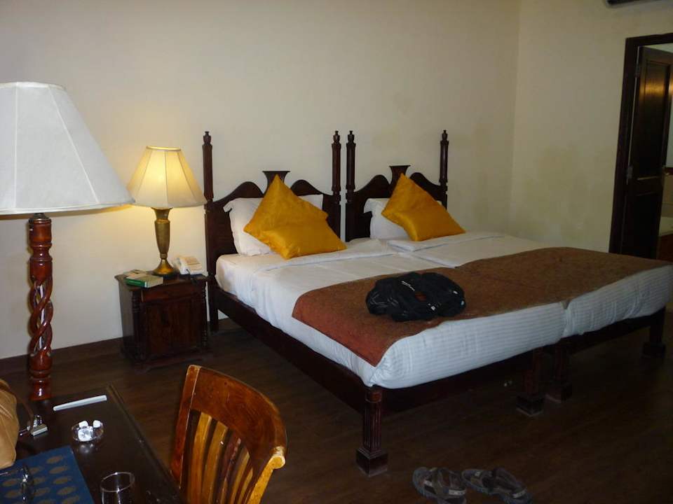 Zwei Betten mit einem Nachttisch Hotel Ranbanka Palace