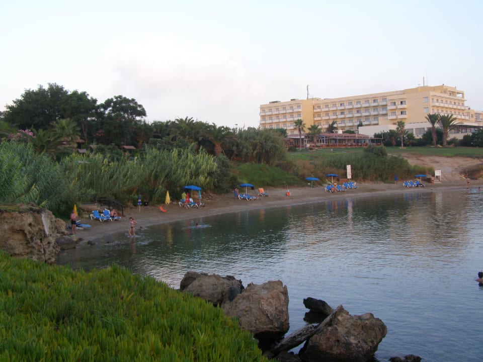 Pláž se sousedním hotelem, ten má také svoji pláž Crystal Springs Beach Hotel