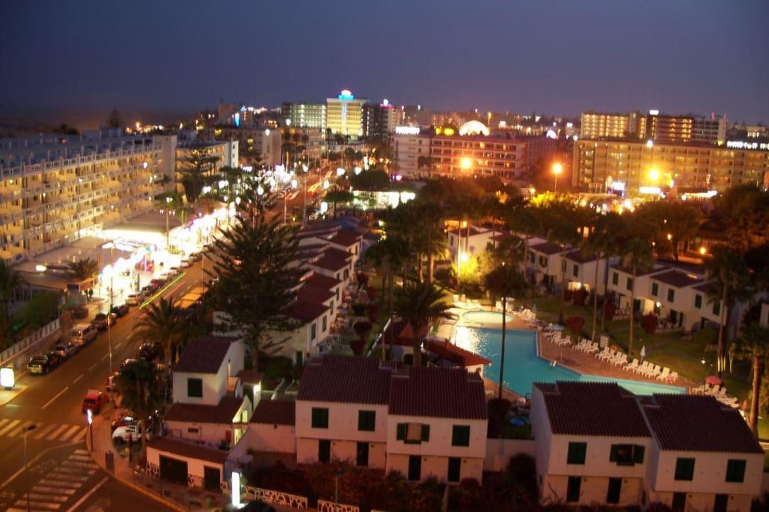 Blick von der Dachterrasse bei Nacht Hotel Caserio