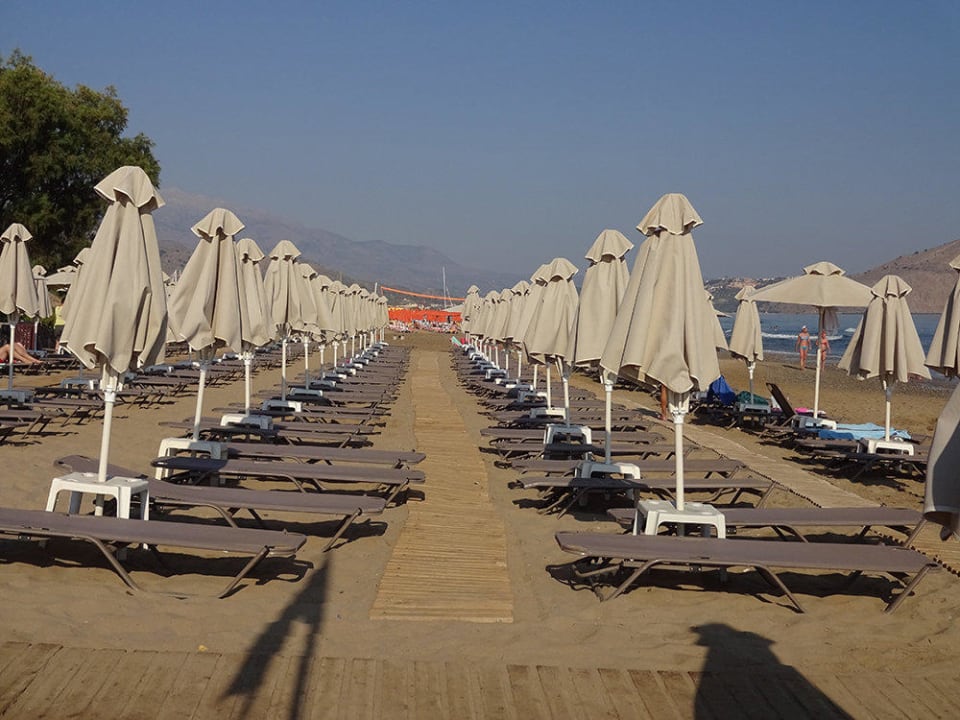 Liegen und Schirme Vantaris Luxury Beach Resort