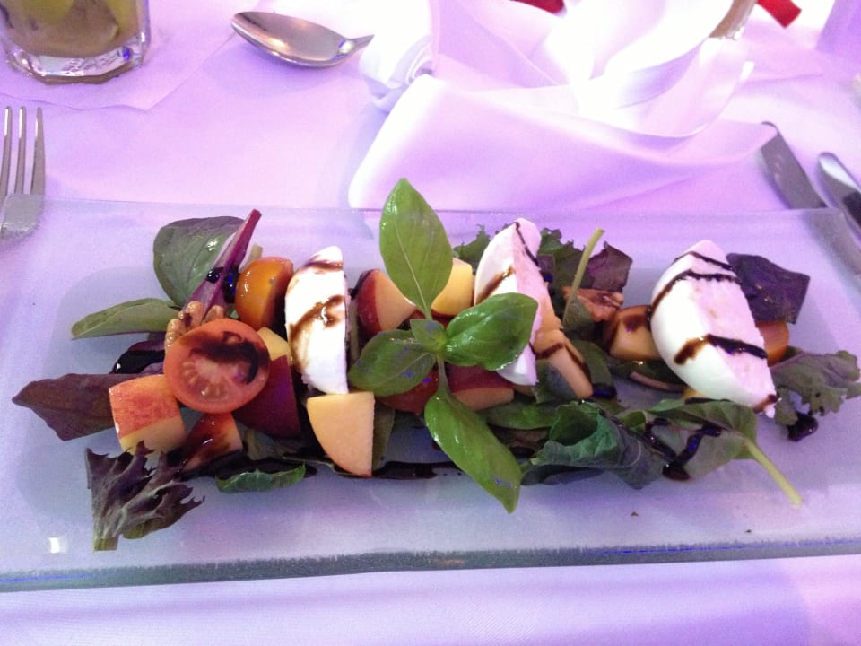 Tomaten, Pfirsiche und würziger Büffelmozzarella  Relexa Hotel Bellevue Hamburg