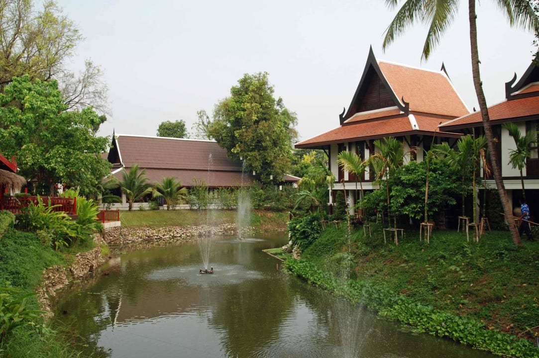 Wie ein kleines Wasserschloss Hotel The Legendha Sukhothai Resort
