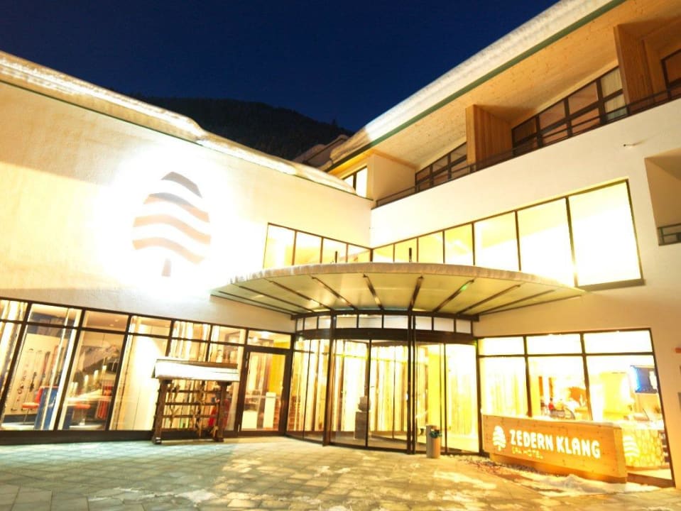 Hoteleingang Spa Hotel Zedern Klang