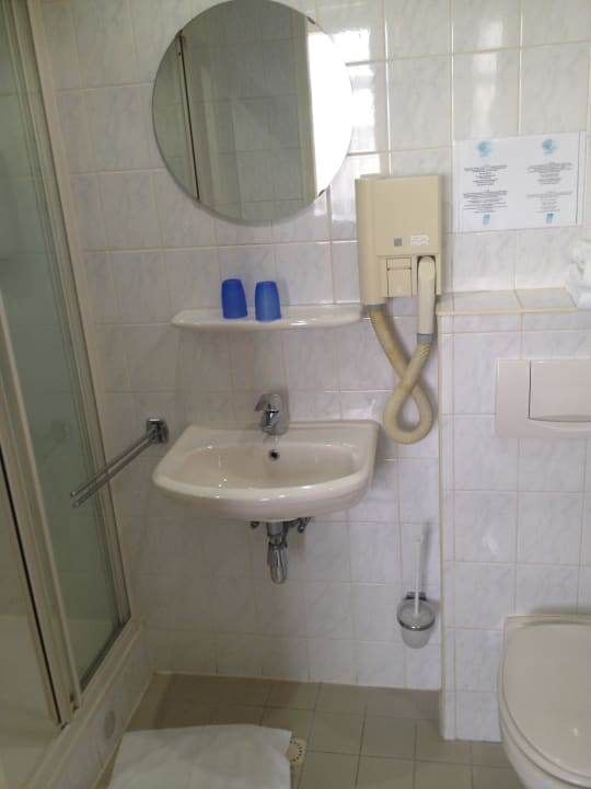 Badezimmer unseres Doppelzimmers Hotel Duinzicht Duinhorst