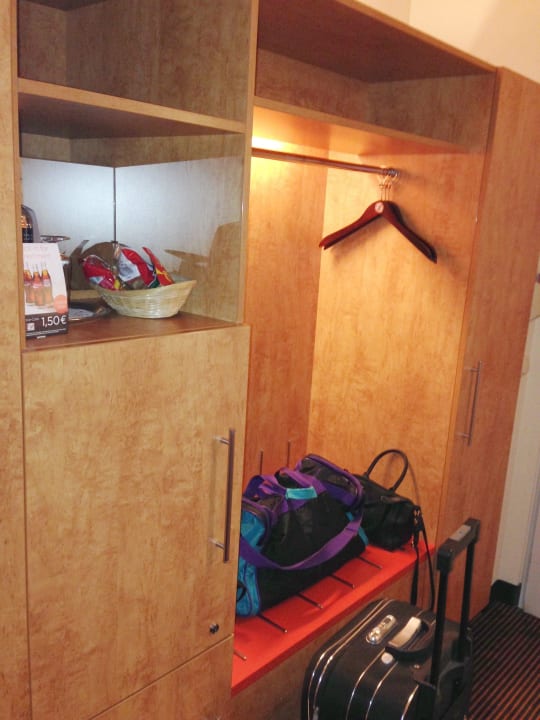 Minibar und Garderobe Mercure Hotel & Residenz Frankfurt Messe