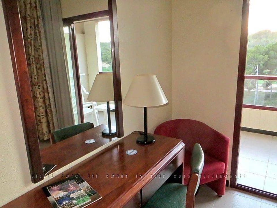 Schreibtisch, Stuhl, Sessel, Lampe, Balkontür Estival Park Silmar