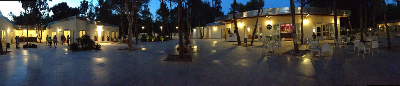 Piazza centrale di notte Hotel Sira Resort
