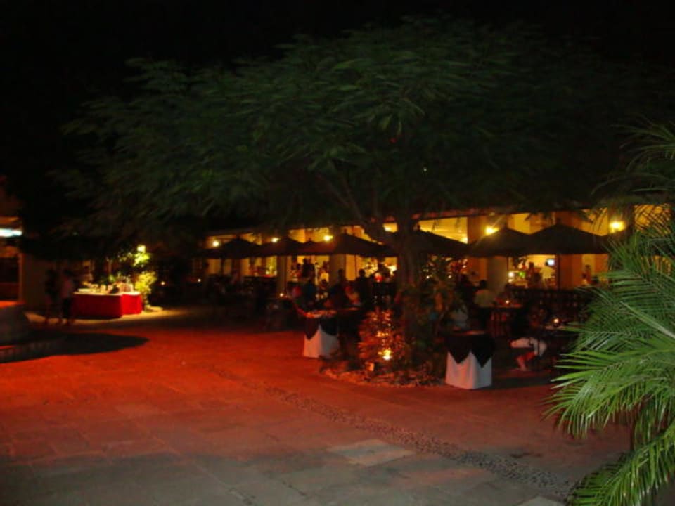 Blick auf Büffetsaal mit Terrasse abends Viva Azteca by Wyndham - All Inclusive Resort