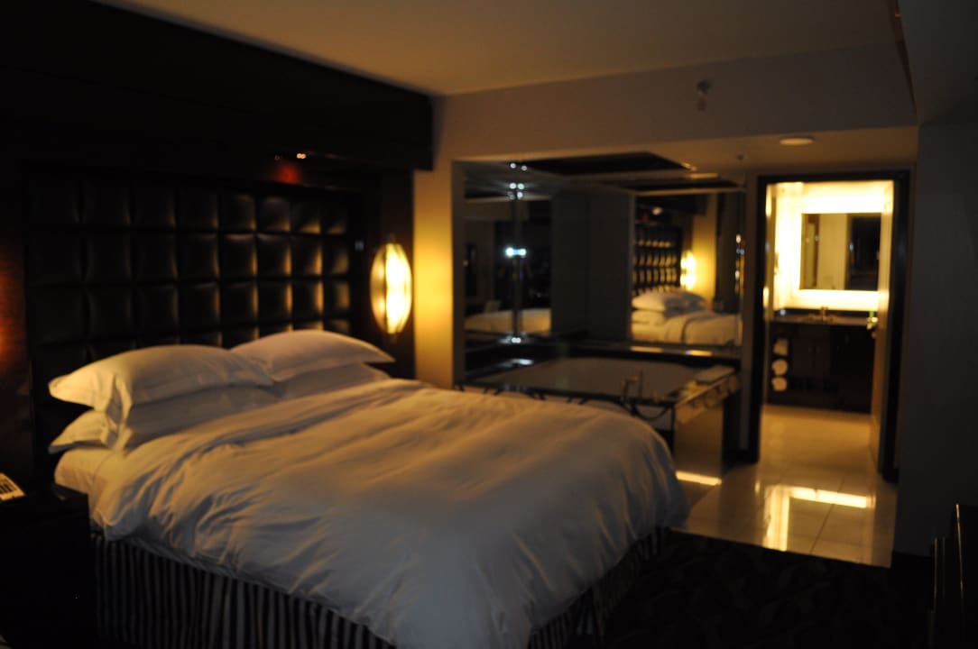 Schlafzimmer mit Wihrlpool Hotel Elara - a Hilton Grand Vacations Hotel Center Strip
