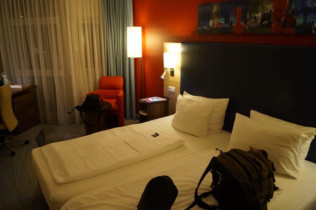 Braun- und Rottöne H+ Hotel Köln Brühl