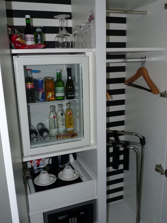 Minibar/Kaffeezubereitung/Schrank Vienna House by Wyndham Andel's Berlin