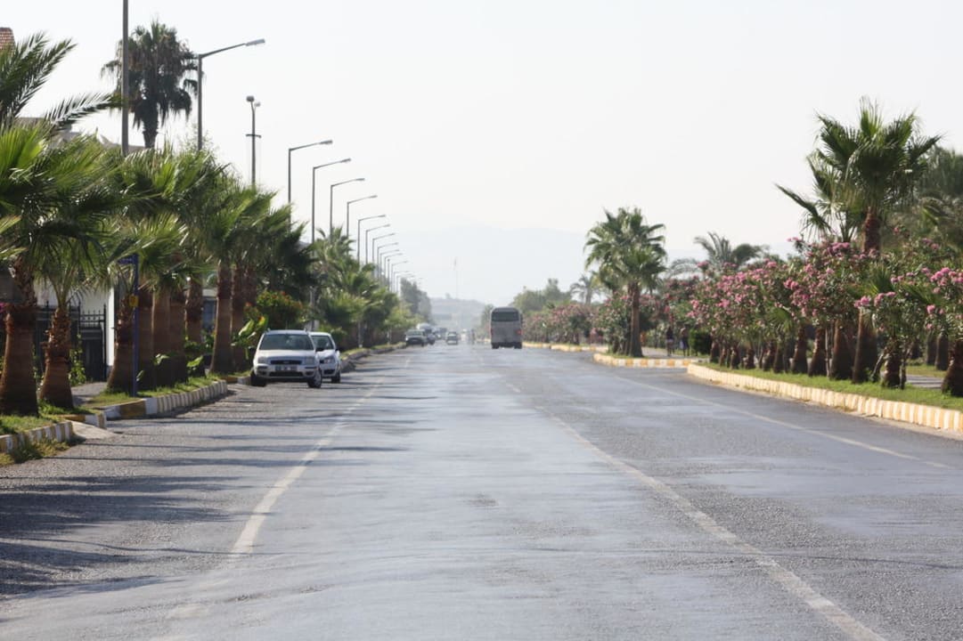 Strandstraße vor dem Hotel Blick stadtauswärts Blue Diamond Alya