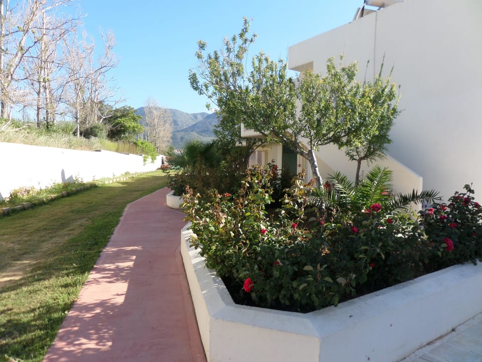 Weg zu den Bungalows HARPIN Georgioupolis Resort Aquapark & SPA