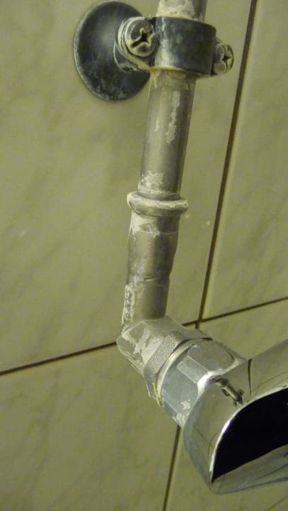 Kalk an den Leitungen in der Dusche Hotel Park Inn by Radisson Copenhagen Airport