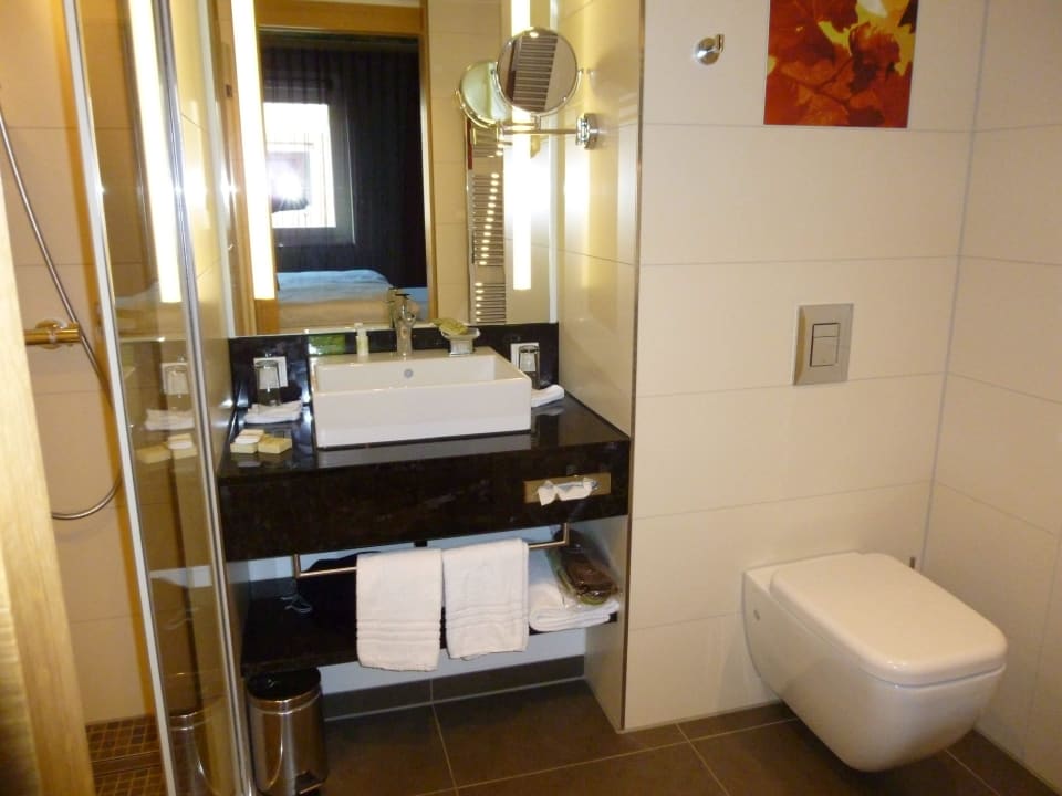 Badezimmer mit Dusche Kaisergarten Hotel Deidesheim