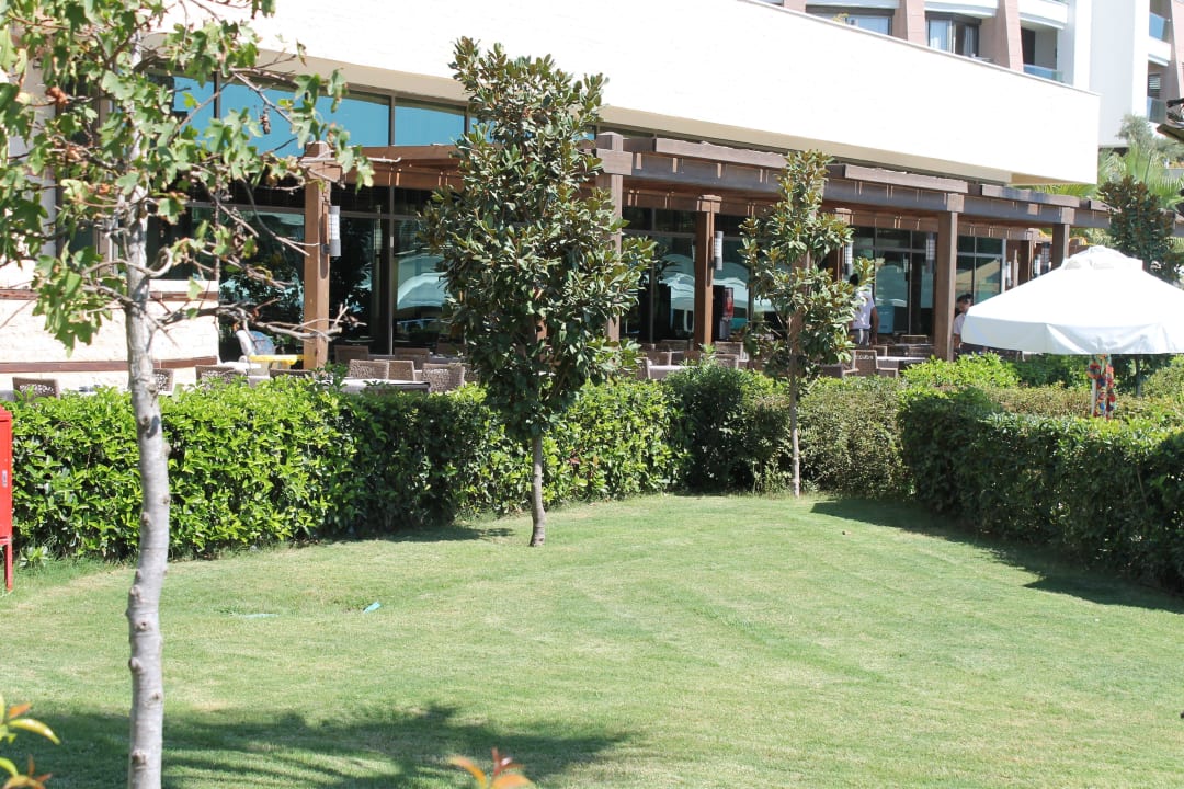 Blick auf die Außenterrasse vom Hauptrestaurant   Sherwood Dreams Resort