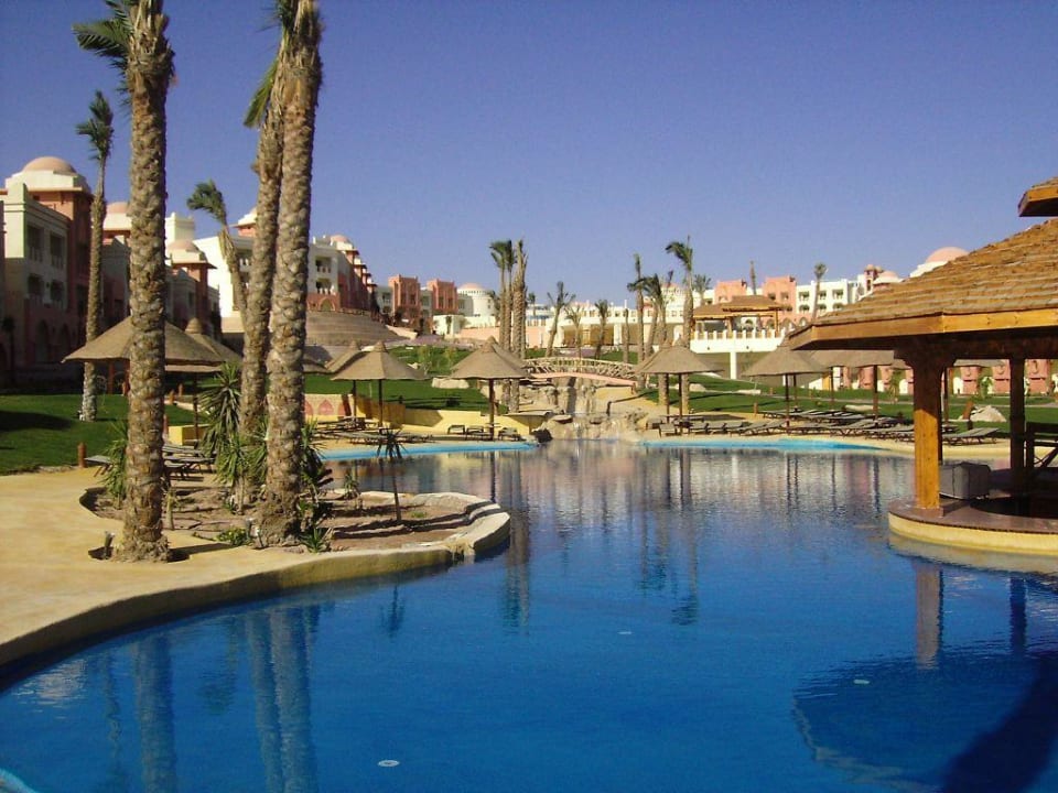 Einer von zwei Meerwasser-Pools Serenity Alpha Beach