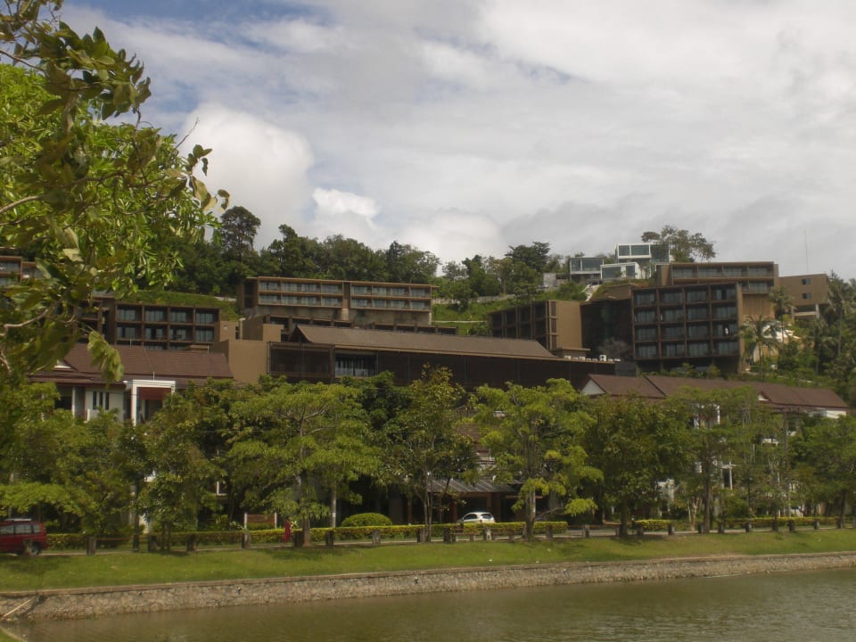 Blick von außen aufs Hotel SUNSURI PHUKET