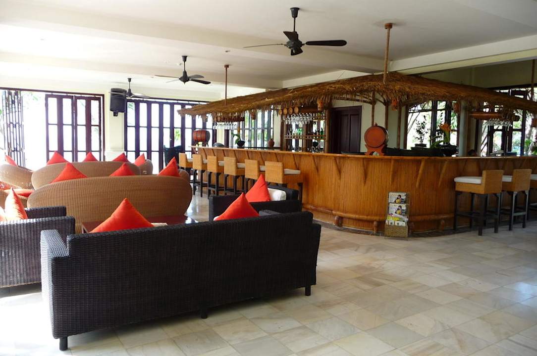 Bar mit gemütlichen Lounge Möbeln  Allezboo Beach Resort & Spa