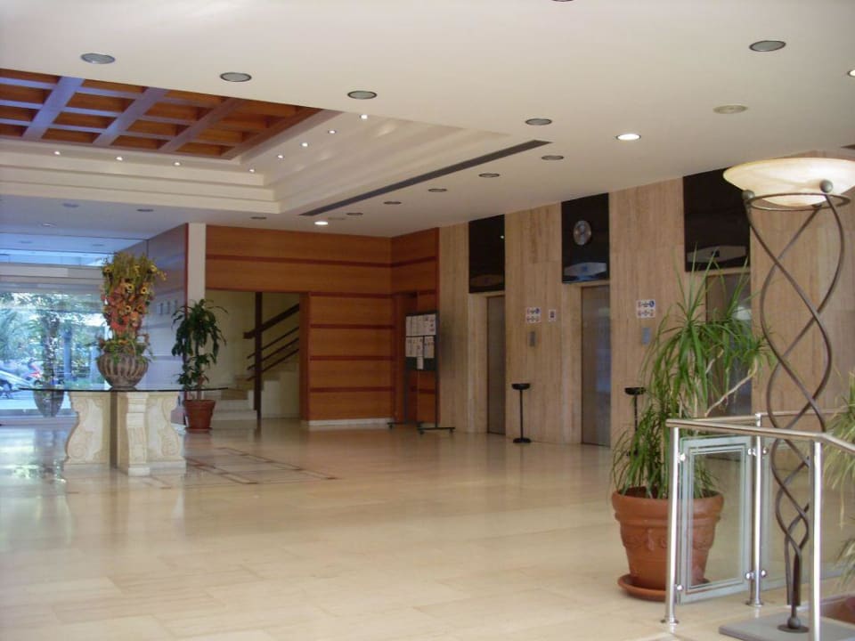Lobby vor den drei Aufzügen Hotel Calypso Beach