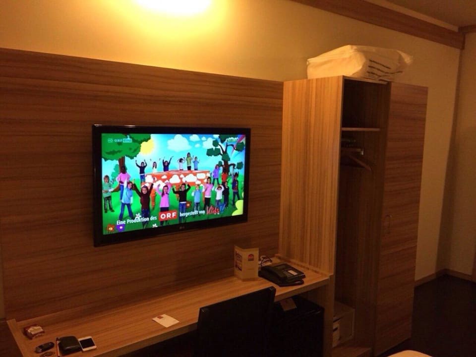 TV und Schreibtisch Leonardo Hotel Vienna Schönbrunn