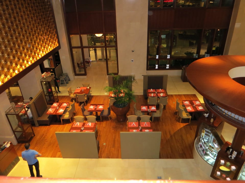 Lobby/Restaurantbereich Crowne Plaza Jumeirah Dubai