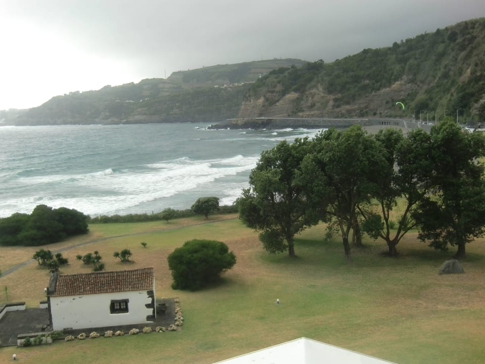 Blick vom Balkon über die Kapelle zur Badebucht Pestana Bahia Praia Nature & Beach Resort