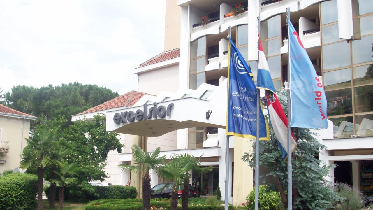 Haupteingang des Hotels von der Straßenseite aus  Hotel Excelsior - Liburnia