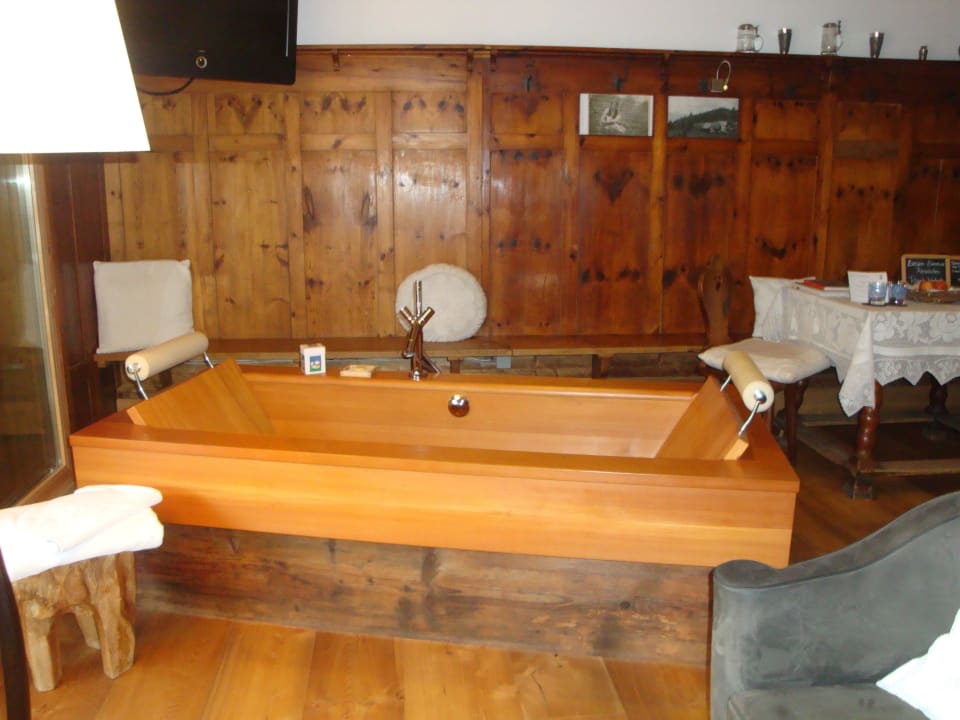 Holzbadewanne im Ziegenzimmer Schlafen im Stall beim Steirereck am Pogusch