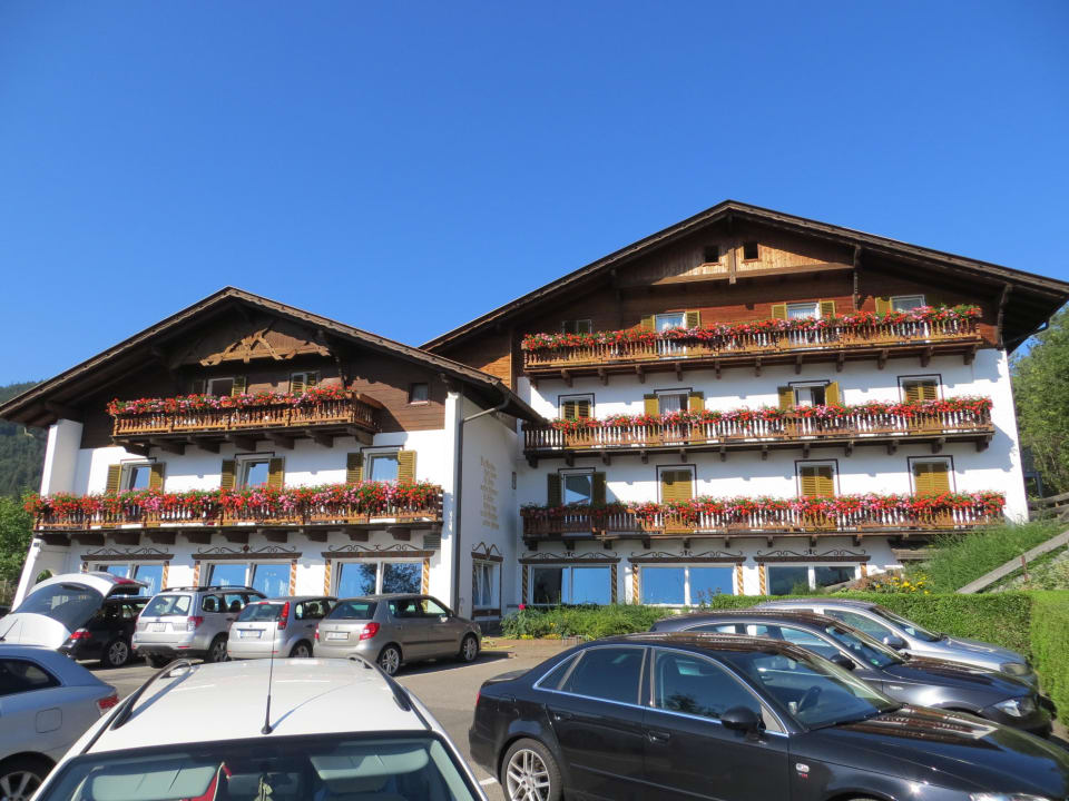 Vista laterale hotel e parcheggio Biohotel Steineggerhof
